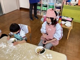 つきあがったおもちを食べる幼稚部幼児と小学部児童の様子