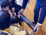 コードハーモニカに触れる幼稚部幼児の様子