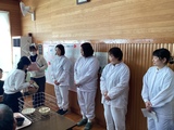 調理員さんに香り袋を渡す中学部生徒