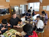 ALTと給食を食べる中学部生徒の様子 ALTと給食を食べる中学部生徒の様子