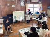 栄養教諭から説明を受ける小学部児童の様子