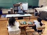 講師から、本日の活動について説明を受ける小学部児童