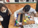 ロボットに指令を読み込ませている中学部生徒
