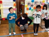 幼稚部の思い出、これから頑張りたいことを話す卒園児