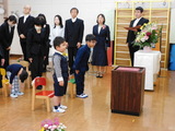 卒園生が起立して礼をする様子