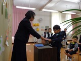卒園生が卒園証書を校長先生からもらう様子