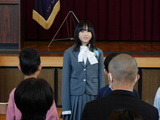 小学部卒業生が在校生に向かって思い出や感謝の言葉を述べている場面