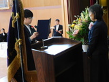 中学部卒業生が校長先生に答辞を述べている場面