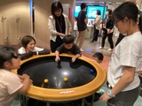 ボールが回りながら穴に落ちていく様子を見ている児童
