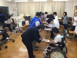 本を受け取る中学部生徒