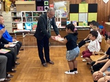 本を受け取る小学部児童