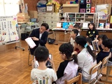 読み聞かせを聞く小学部児童 読み聞かせを聞く小学部児童