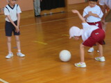 小学部フロアバレーでボールを打ち返す白組選手