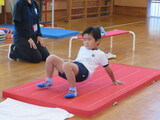 マットでクモある木を発表する幼稚部幼児