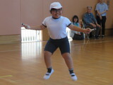 なわとびを発表する小学部児童