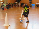 サッカーのドリブルを発表する中学部生徒 サッカーのドリブルを発表する中学部生徒