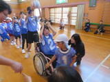 白組のボール送りリレーの様子