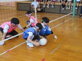 中高フロアバレーでボールを受ける前衛の選手