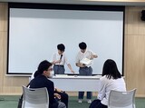 3択クイズの司会者の写真