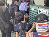 バスに乗車する様子