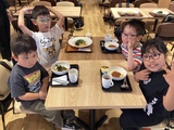 フードコートでパスタを食べるグループ