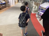 グループ活動で行きたいお店を探す様子