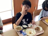 ゆでそら豆を食べる小学部児童