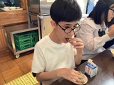 ゆでそら豆を食べる中学部生徒 ゆでそら豆を食べる中学部生徒