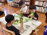 とうもろこしの皮をむく小学部児童