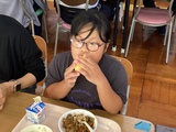 ゆでとうもろこしを食べる小学部児童