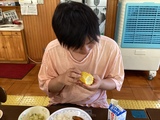ゆでとうもろこしを食べる高等部生徒 ゆでとうもろこしを食べる高等部生徒