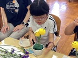 ピンポンマム（菊）で蜂の形を作る小学部児童