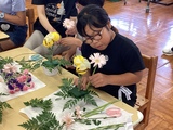 花を飾り付ける小学部児童
