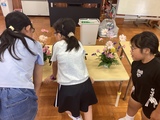 お互いの作品を鑑賞する様子