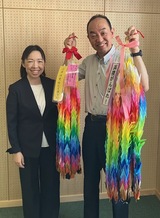 本校校長と千羽鶴を受け取った浜松視覚校長