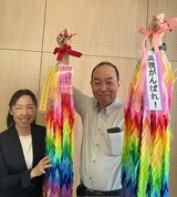 「浜視がんばれ！」と書かれた千羽鶴を持つ浜松視覚校長と本校校長