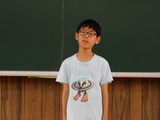 小学部の代表児童が２学期の目標を発表している様子