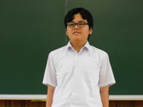 中学部の代表生徒が２学期の目標を発表している様子