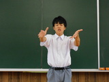 中学部生徒が校歌の指揮をする様子