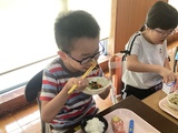 チンゲンサイの磯和えを食べる小学部児童