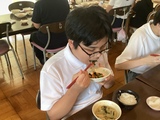 チンゲンサイの磯和えを食べる中学部生徒 チンゲンサイの磯和えを食べる中学部生徒