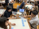 グループワークに取り組む教職員