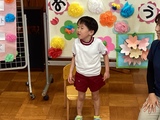 自己紹介をする誕生者の幼児