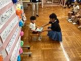 誕生日プレゼントをもらう幼児