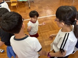 小学部の友達と猛獣狩りゲームを楽しむ幼児