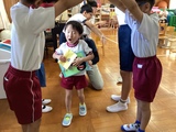 小学部の友達の作ったアーチをくぐって退場する幼児 小学部の友達の作ったアーチをくぐって退場する幼児