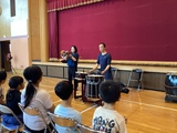 片岡さんと山村さんの演奏を聴く小学部児童