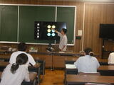 本校職員から点字について説明を受ける参加者の様子