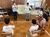 養護教諭から歯ブラシの使い方を教わる児童の様子