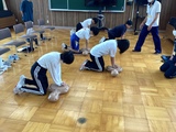 心肺蘇生をしている生徒達